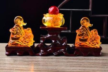 2025年属狗人必戴饰物指南提升运势的吉祥选择