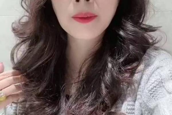 50岁女人梦见自己头发剪了