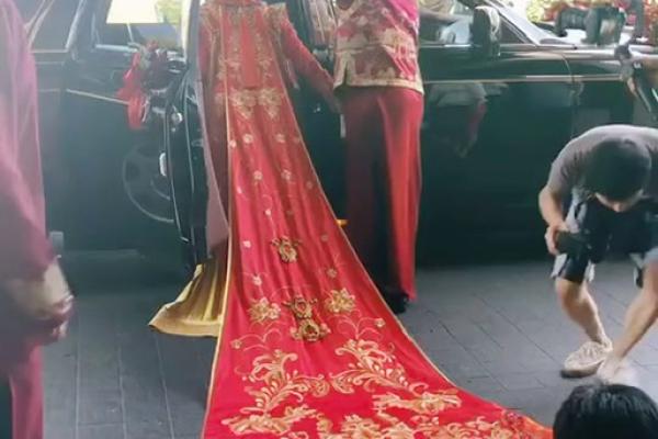 头戴凤冠游四方什么生肖(头戴凤冠游四方什么生肖正确答案)