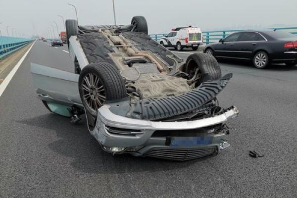 梦见老公开车翻车了人没事